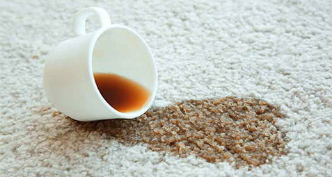 ریختن چای روی فرش